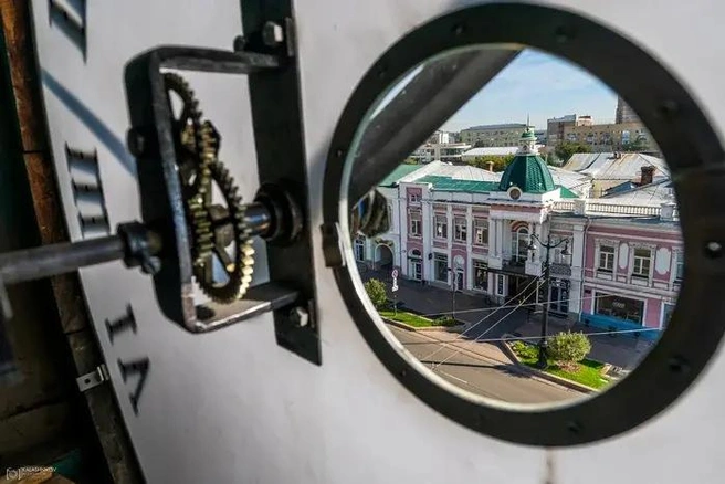 Сквозь маленькое окошко можно увидеть город | Источник: Александр Калашников / kalashnikovamphoto / Vk.com