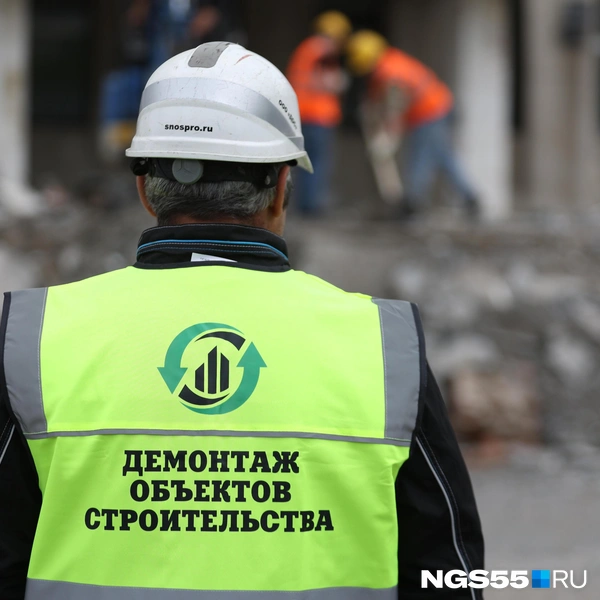 Спортивный комплекс разбирают профессионалы | Источник: Евгений Софийчук / NGS55.RU