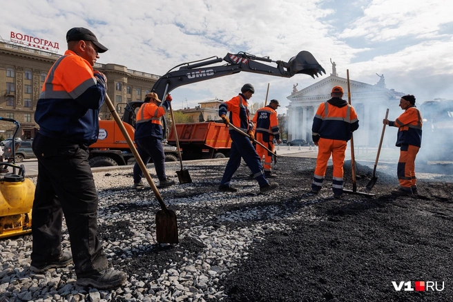 Ручной труд при благоустройстве пока еще незаменим | Источник: Алексей Волхонский / V1.RU
