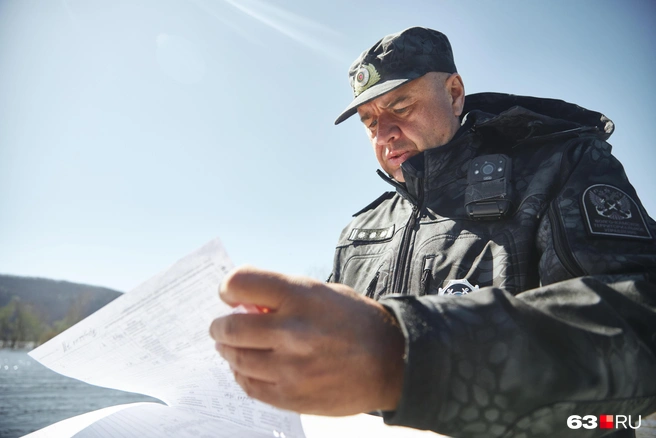 Инспектор представляется, проверяет журнал, правильность заполнения и другую информацию | Источник: Роман Данилкин / 63.RU 