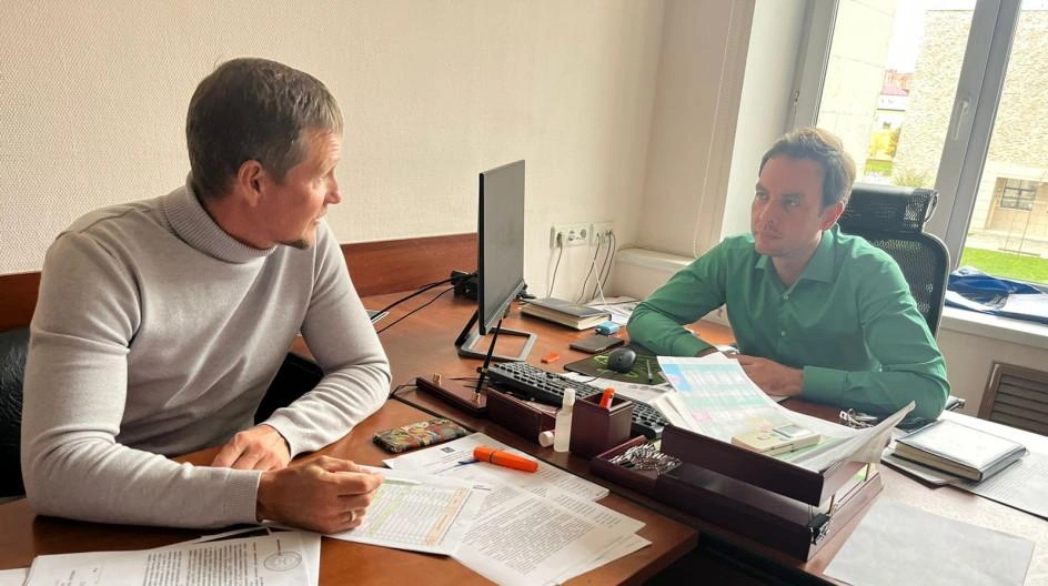 Алексей Лазутин (младший) на фото в зеленой рубашки в должности начальника управления потребительского рынка | Источник: Люберцы.РФ