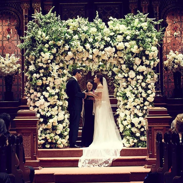 Ты не поверишь, что Эмми Россум сделала со своими свадебными цветами!