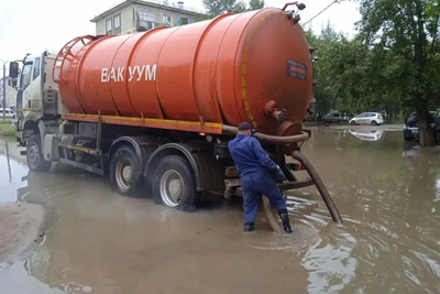 Около 300 кубометров воды откачано со двора дома в 5 мкр Читы