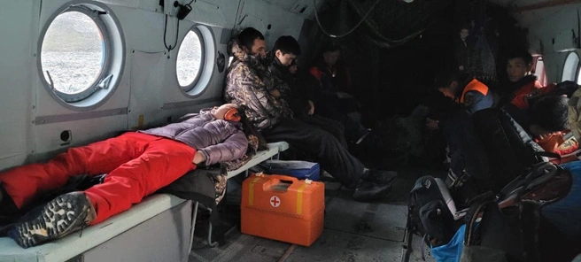 Одна из пострадавших уже доставлена в больницу | Источник: Служба спасения Якутии / t.me