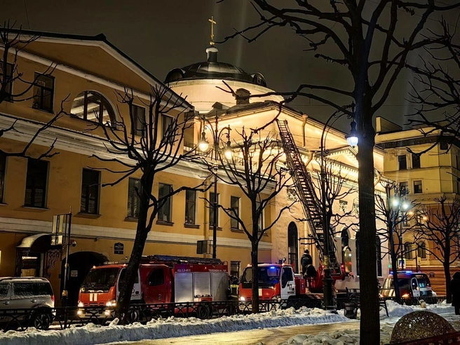 В Петербурге пожарные сбили сосульки с храма | Источник: читатель «Фонтанки»