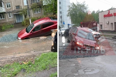 Автомобиль провалился передними колесами в дорожный провал в Перми
