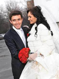 Инна с Юрием познакомились весной 2007 года в гостях у друзей, а год спустя поженились.1 февраля 2008 года