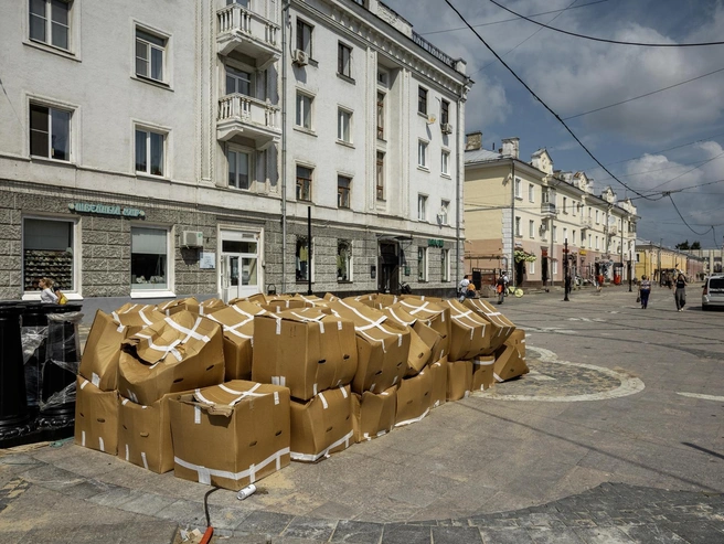 На Депутатской улице подготовили строительные материалы в коробках | Источник: Александр Куренной / 76.RU