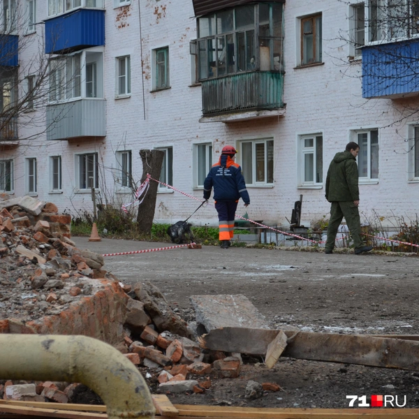 Территория вокруг дома была огорожена, велись следственные мероприятия | Источник: Максим Улитов / 71.RU