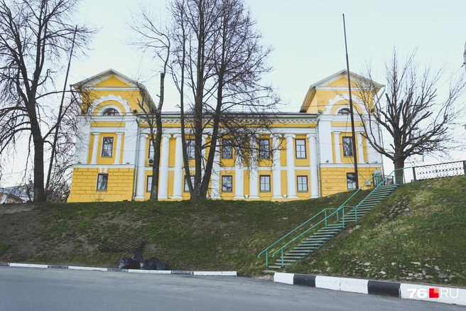 А это здание ярославской и ростовской епархии на Богоявленской площади | Источник: Алёна Косточкина