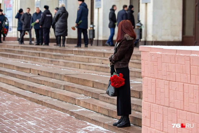 К 11 часам к зданию ДК начали подходить люди  | Источник: Кирилл Поверинов / 76.RU