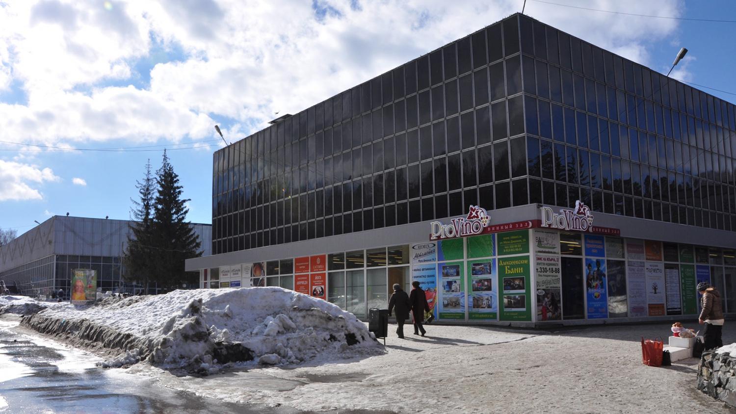 Приставы начали опечатывать входы в два торговых центра в Академгородке -  12 декабря 2018 - НГС.ру