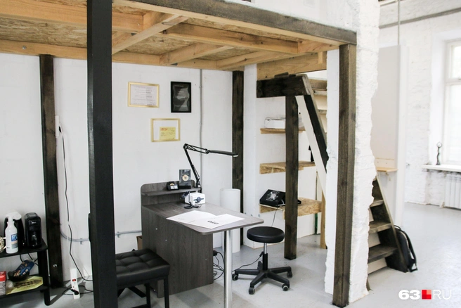 Рабочее место Марины в одной из студий творческого кластера «Дом 77» | Источник: Ксения Бирюкова / 63.RU