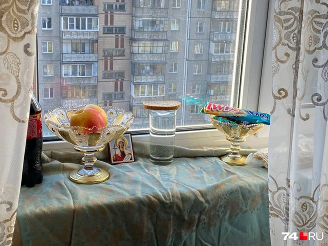 На окне в комнате, где умер Данил, — его любимые сладости, хлеб и вода | Источник: Ольга Козлова 