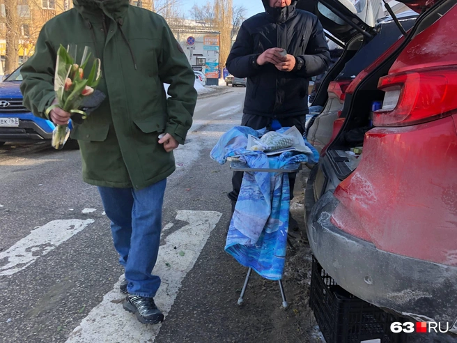 Полдела сделано — осталось до дома добежать, чтобы букет не заморозить | Источник: Алексей Ногинский / 63.RU