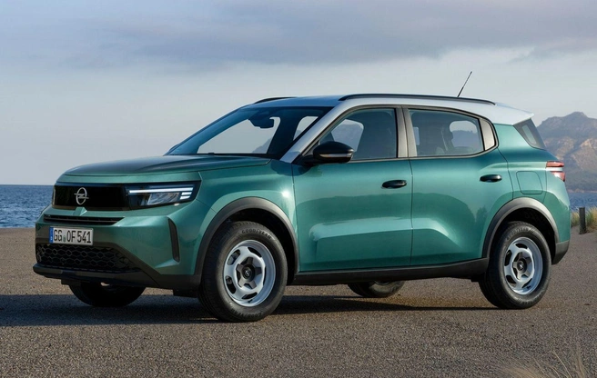Opel Frontera когда-то был рамным внедорожником на базе Isuzu Rodeo, но возрожденная модель&nbsp;— это кроссовер, хотя и тоже копирующий другую модель, Citroen C-Crosser (обе марки входят в концерн Stellantis). По современной моде он бывает электромобилем или гибридом, правда, «мягким» (то есть помощь электромотора незначительная). Обращают внимание стальные диски, но не удивляйтесь: в базовой версии нет и магнитолы. Как шутили раньше, каждая машина со временем превращается в Opel. Даже Citroen | Источник: пресс-служба компании Opel