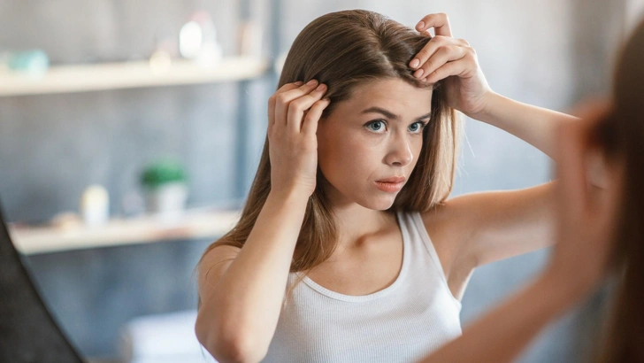 как использовать пилинг для кожи головы | Источник: iStockphoto/ Prostock-Studio