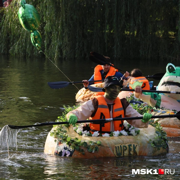 Другой надел на себя маску Шрека | Источник: Артем Устюжанин / MSK1.RU