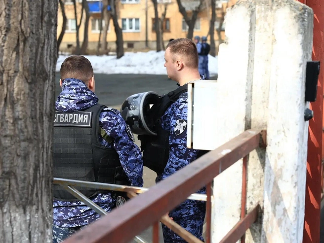 На место происшествия в школе Ленинского района на прошлой неделе прибыли сотрудники Росгвардии. | Источник: Михаил Шилкин