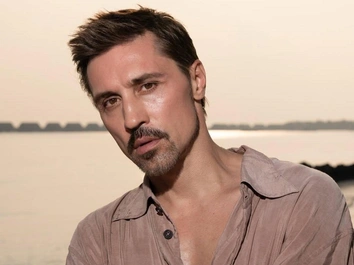 Дима Билан удивил новым образом, показал идеальный пресс и поделился секретами молодости: репортаж с концерта