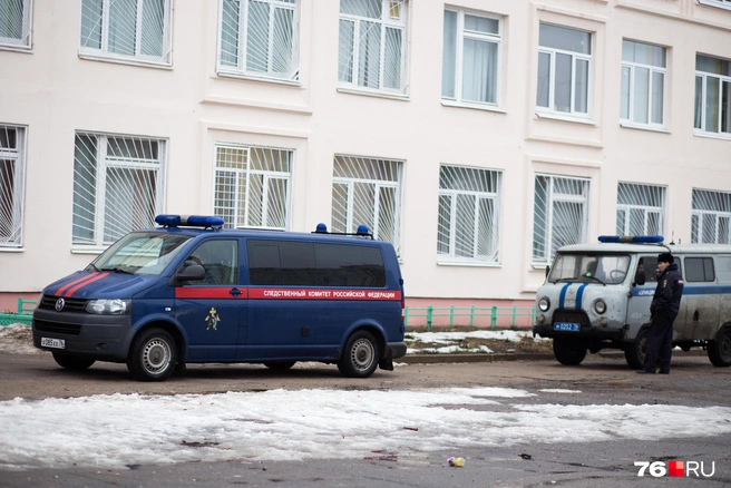 Машины силовиков съехались к зданию вечером | Источник: Александра Мамонтова / 76.RU