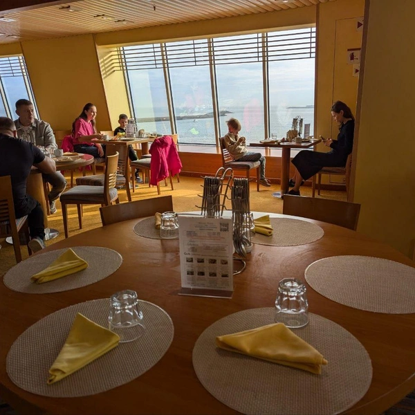 Чтобы всем хватало столов, ввели смены для питания  | Источник: читатели / SOCHI1.RU