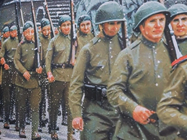 Изображение советских солдат на баннере было искажено нейросетью | Источник: Алексей Волхонский / V1.RU