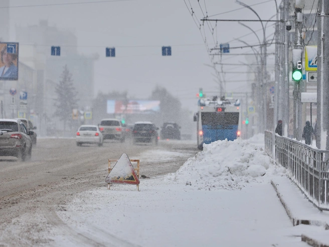 На некоторых улицах движение затруднено из-за снежных заносов | Источник: Александр Ощепков / NGS.RU