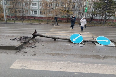 В Омске легковушка снесла островок безопасности