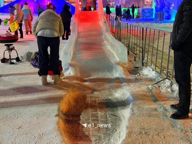 В конце спуска образовалась крупная выбоина, представляющая опасность для детей. | Источник: Читатель E1.RU 