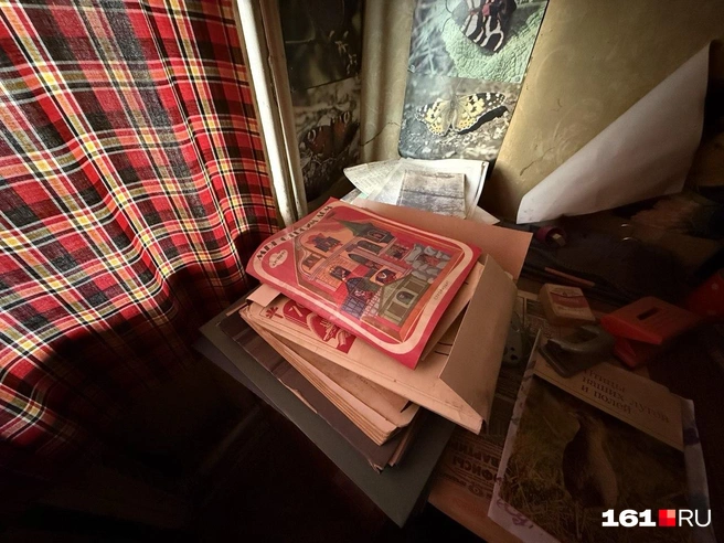Тут нашлось очень много книг и журналов «Сделай сам» — отец Сергея мечтал перестроить всю квартиру, делал чертежи. Но не успел | Источник: Марина Рыбалкина / 161.RU