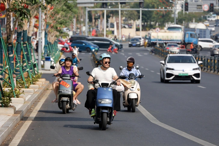 Китайцы на скутерах, Санья, Хайнань, архивное фото | Источник: Oleg Elkov/Shutterstock/Fotodom.ru