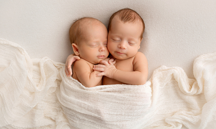 В Петербурге спасают новорожденных двойняшек, многодетная мать рожала их дома