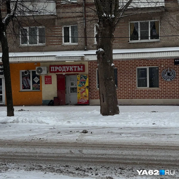 Неподалеку от парка можно найти один из немногих открытых магазинов | Источник: Виктория Улитова / YA62.RU