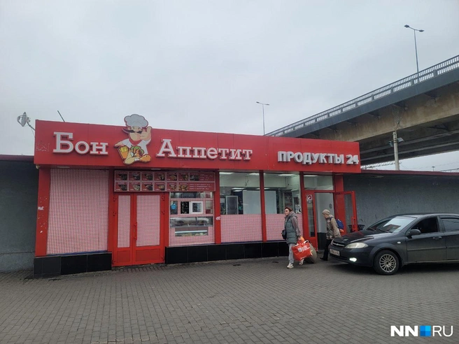 Ларек находится прямо рядом с вокзалом | Источник: Кристина Калинина / NN.RU