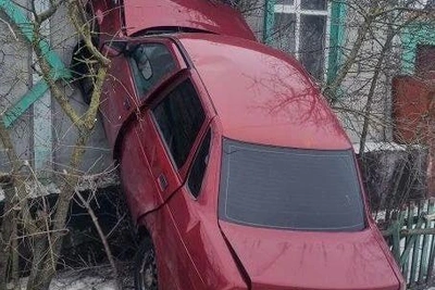 «Приора» врезалась в дом в Воронежской области