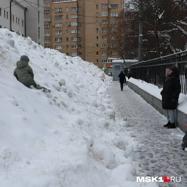 Местные уже облюбовали склад снега в Тверском районе | Источник: Артём Устюжанин / MSK1.RU