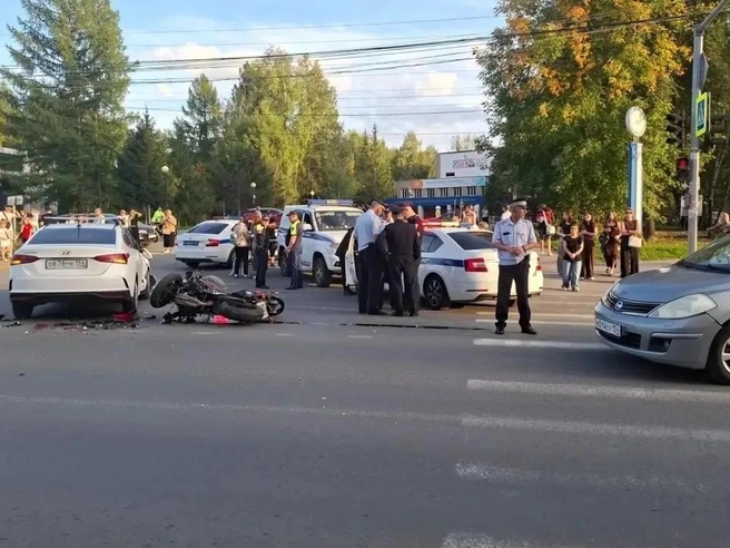 Вокруг собралось большое количество людей | Источник: ГАИ Новосибирска