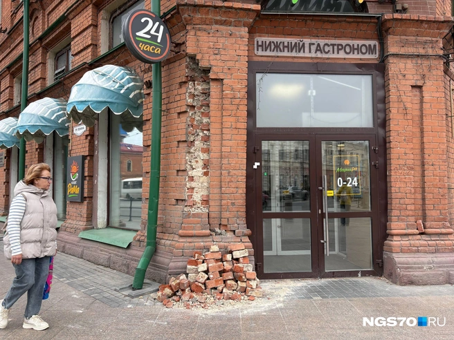 Кирпичи обвалились на тротуар | Источник: читатель NGS70.RU