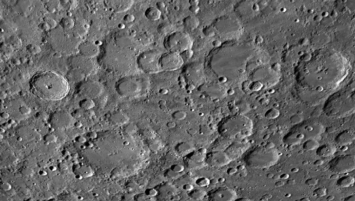 Поверхность Луны крупным планом — на спутнике огромное количество кратеров, и астрономы регулярно находят свежие следы ударов метеоритов | Источник: quickmap.lroc.im-ldi.com