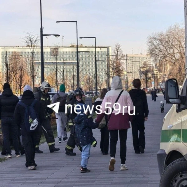 Прохожие останавливались и пытались понять, не случилось ли ЧП | Источник: читательница 59.RU
