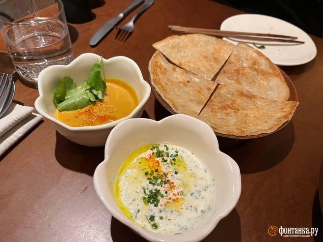 Роти с соусом карри | Источник: Дмитрий Грозный / «Фонтанка.ру»