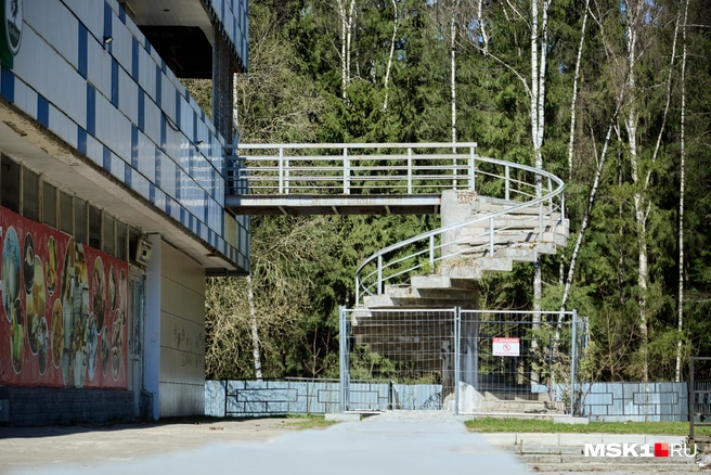 Заброшенная аварийная лестница в закрытый ресторан в Звездном городке | Источник: Дмитрий Толстошеев / MSK1.RU