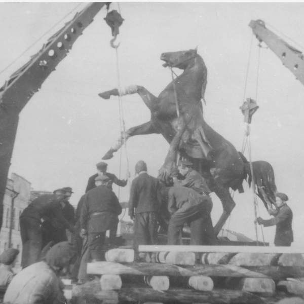 Установка скульптурной группы на Аничковом мосту. 1945 год. Фото ТАСС | Источник: КГИОП