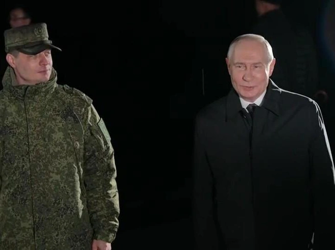 К СМИ и военным атташе президент вышел уже затемно | Источник: Кремль.Новости / МАХ