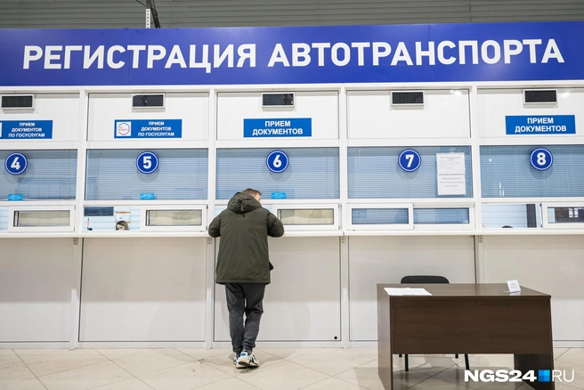 Зарегистрировать транспорт пока можно только по ПТС старого образца | Источник: Мария Ленц / NGS24.RU