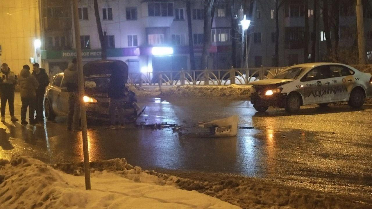 На Уралмаше такси столкнулось с легковушкой. Приехала скорая