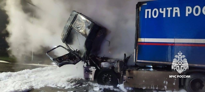 В Оренбурге сгорел грузовик «Почты России» | Источник: ГУ МЧС России по Оренбургской области