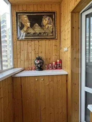 В доме много картин, особенно с котами всех мастей, пород и эпох. А на балконе хранится коллекция матрешек | Источник: «Авито»