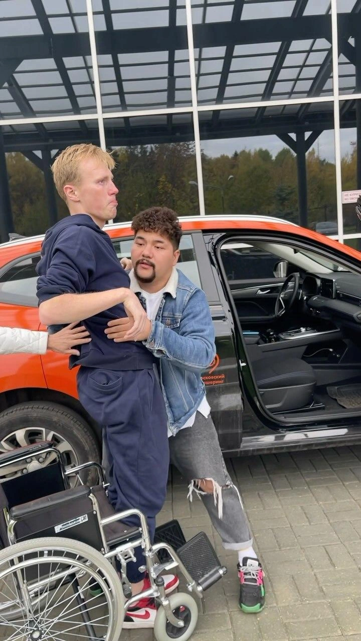 После комы Михаил не мог ходить | Источник: zhuk_video / Instagram.com*